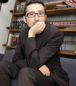 Patricio Pron en el Foro coordinado por Roberto Valencia