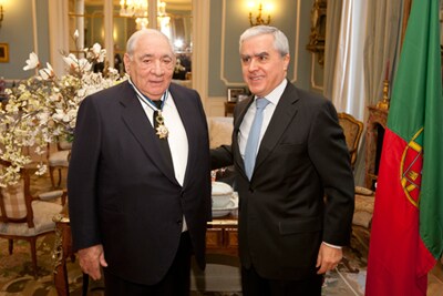 Isidoro �lvarez a receber a Condecora��o.