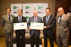 Momento de la entrega de los 25.000 euros
