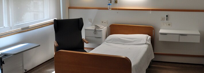<b><h3>Equipamiento de habitaciones hospitalarias</h3>Centro Médico Pintado (Vigo)</b>