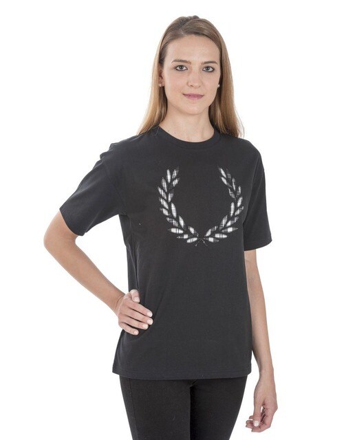 Camiseta de mujer de manga corta con logo bordado en negro Camiseta de mujer de manga corta con logo bordado en negro