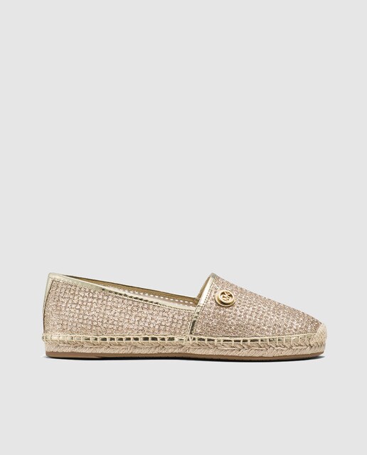Alpargatas de mujer de Michael Kors en color oro. Modelo KENDRICK SLIP ON.