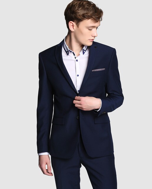 Trajes chico joven Lo que debe hacer un hombre alto y delgado, es de utilizar aquellos trajes formales que añadan masa y anchura a su cuerpo. Por ello, es muy importante que optes por utilizar aquellos trajes que encaje bien al cuerpo y que lo relace equilibradamente.