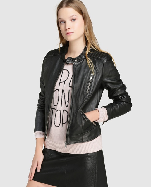 Chaquetas y cazadoras de piel y polipiel Las chaquetas de cuero para mujer funcionan en cualquier momento del día o de la noche y suponen un atractivo añadido que llenará de vitalidad todos tus looks. Es un clásico imbatible que tiene carisma y que con la sola combinación de unos vaqueros conforma un look roquero muy chic.