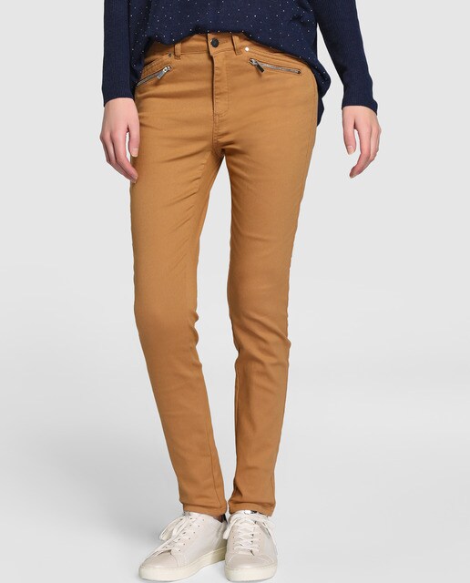 Pantalon marron mujer Sin embargo, si tienes los pantalones de color marrón claro o medio, adhieren los tonos más claros por encima (de lo contrario, te verás recargada). Una combinación de colores que solía ser un gran tabú fue el emparejamiento de color marrón con negro, pero no lo es más.