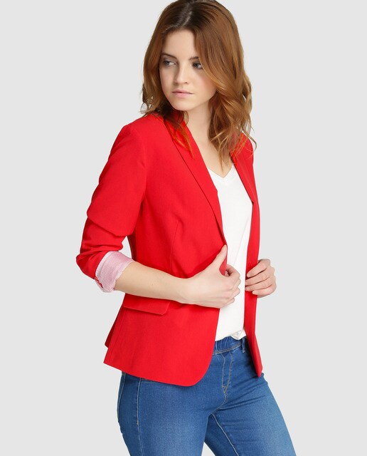 Chaquetas blazer mujer Historia del blazer en la mujer El término “blazer” surge a inicios del siglo XX, de los marinos británicos que decidieron portar una peculiar chaqueta azul al visitar a la reina Elizabeth. Ellos usaron este saco delgado por órdenes del capitán Blazer.