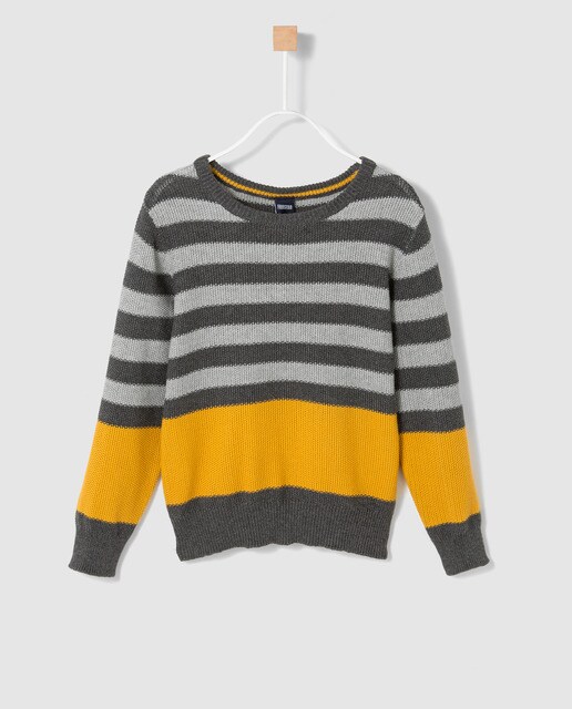 Camisola de malha de menino Freestyle às riscas cinzenta e mostarda Camisola de malha de menino Freestyle às riscas cinzenta e mostarda