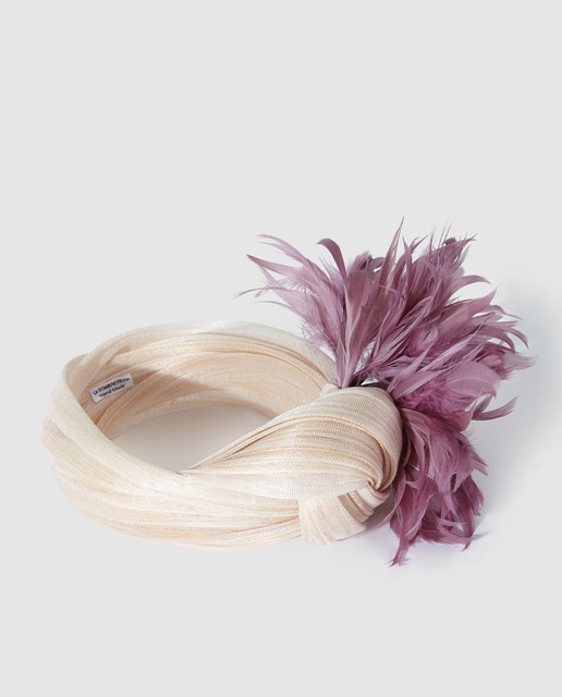 Fita de sinamay seda La Sombrerera em tom marfim com pena natural Fita de sinamay seda La Sombrerera em tom marfim com pena natural
