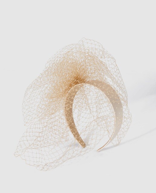 Bandolete larga La Sombrerera em tom areia com véu plumeti Bandolete larga La Sombrerera em tom areia com véu plumeti