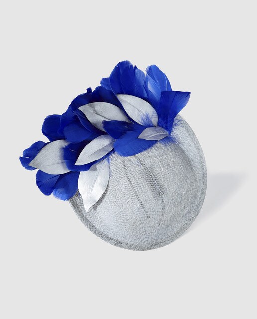 Bandolete com toucado Dmaniq de sinamay com penas em tom azul Bandolete com toucado Dmaniq de sinamay com penas em tom azul