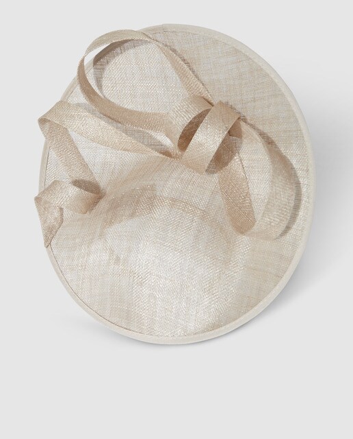 Toucado tipo pires El Corte Inglés bege com bandolete e laço Toucado tipo pires El Corte Inglés bege com bandolete e laço