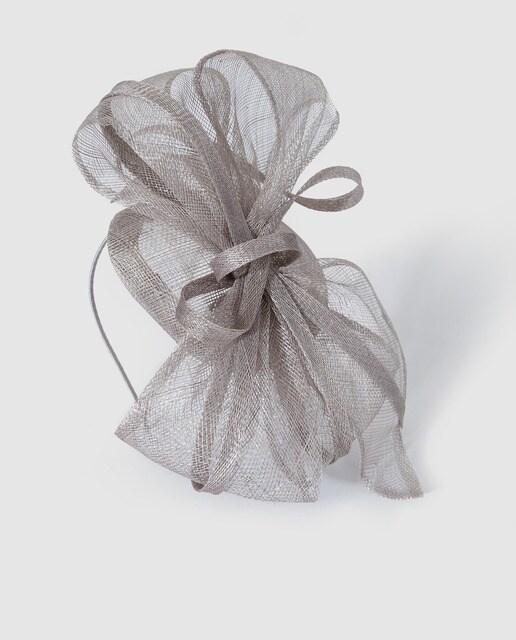 Bandolete El Corte Inglés com laço sinamay taupe Bandolete El Corte Inglés com laço sinamay taupe