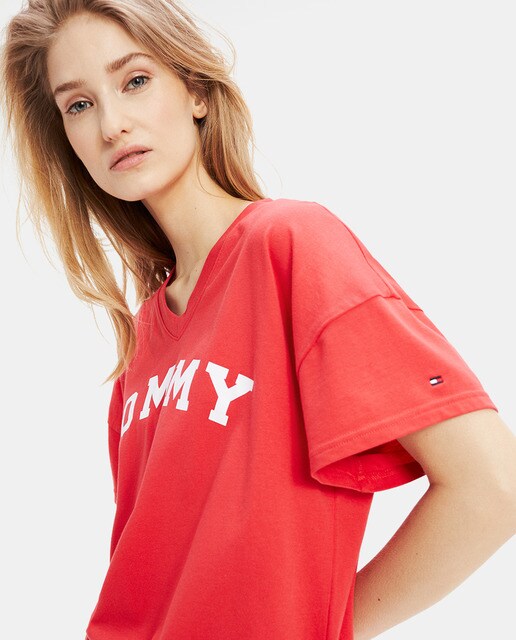 T-shirt vermelha com logótipo