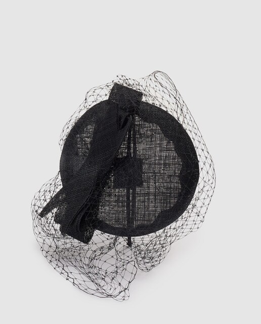 Toucado tipo bandolete Peter Bettley preto com renda e laço Toucado tipo bandolete Peter Bettley preto com renda e laço