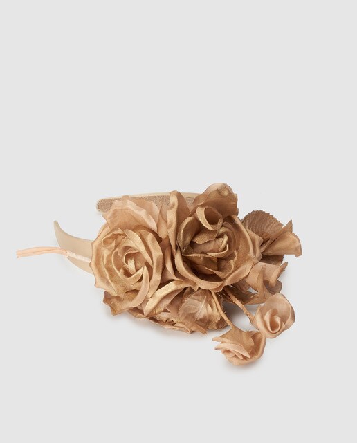 Toucado de bandolete Dmaniq de seda em tom dourado com flores Toucado de bandolete Dmaniq de seda em tom dourado com flores