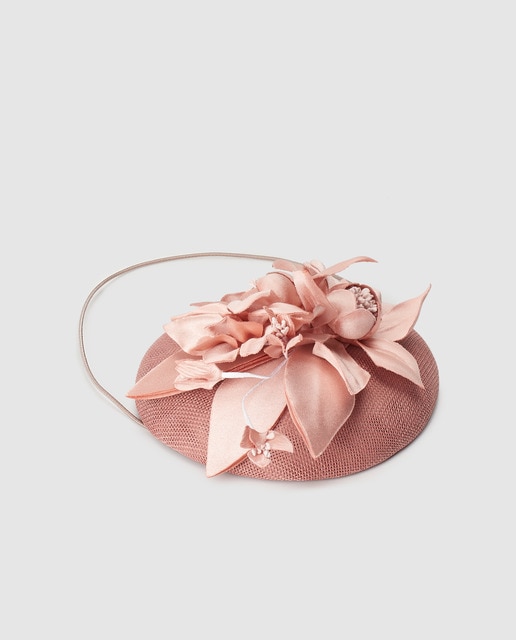 Toucado casquete La Sombrerera em tom rosa com flores de cetim Toucado casquete La Sombrerera em tom rosa com flores de cetim