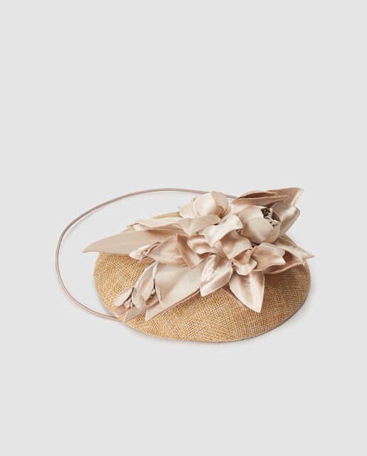 Toucado casquete La Sombrerera em tom natural com flores de cetim Toucado casquete La Sombrerera em tom natural com flores de cetim