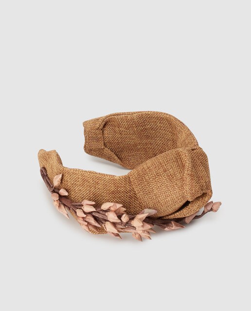 Toucado tipo bandolete La Sombrerera em tom natural com raminhos em contraste Toucado tipo bandolete La Sombrerera em tom natural com raminhos em contraste