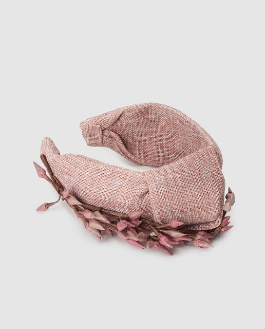 Toucado tipo bandolete La Sombrerera em tom nude com raminhos em contraste Toucado tipo bandolete La Sombrerera em tom nude com raminhos em contraste