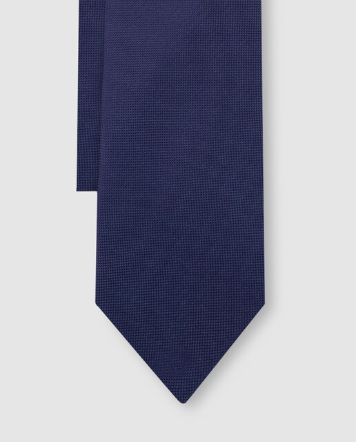 Corbata de seda en color azul marino con microestampado a tono. Corbata de seda en color azul marino con microestampado a tono.