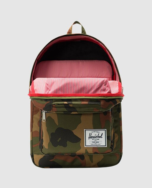 Mochila verde camuflaje, con capacidad 22 L Mochila verde camuflaje, con capacidad 22 L