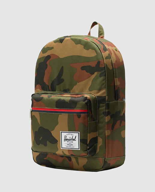 Mochila verde camuflaje, con capacidad 22 L Mochila verde camuflaje, con capacidad 22 L
