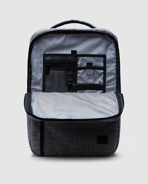 Mochila TRAVEL BACKPACK, gris, con capacidad 22 L Mochila TRAVEL BACKPACK, gris, con capacidad 22 L