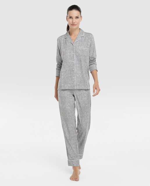 Pijama completo con estampado de rayas Pijama completo con estampado de rayas
