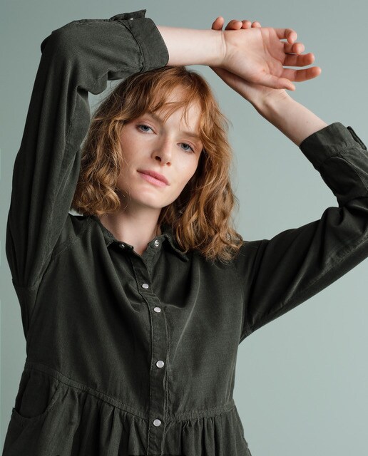 Vestido curto de mulher de bombazina fina com colarinho de camisa