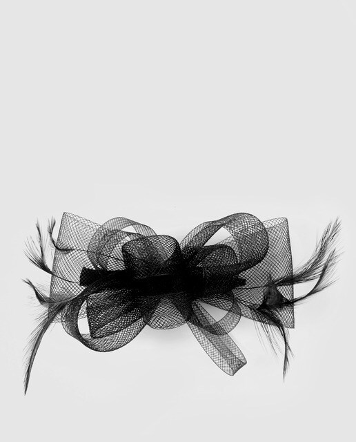 Toucado tipo mola El Corte Inglés preto com tule e penas Toucado tipo mola El Corte Inglés preto com tule e penas