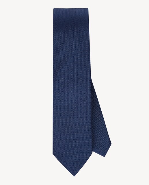 Corbata de seda en color azul marino con microestampado a tono. Corbata de seda en color azul marino con microestampado a tono.
