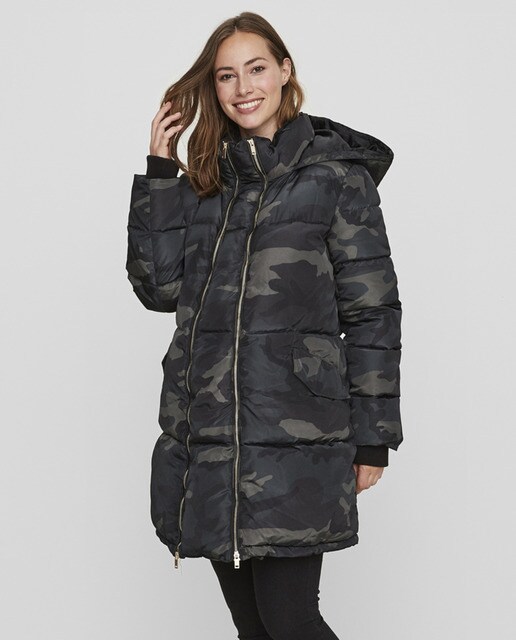 Blusão acolchoado de pré-mamã com estampado militar Blusão acolchoado de pré-mamã com estampado militar