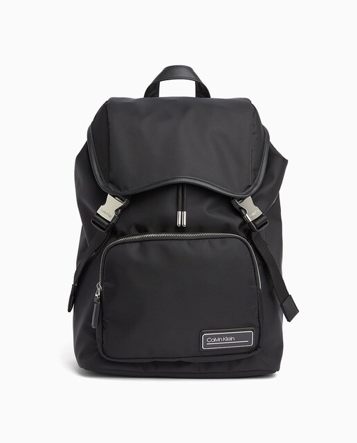 Mochila preta de homem com aba