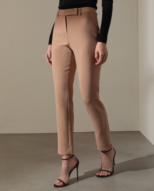 Pantalón básico de mujer con cierre delantero Pantalón básico de mujer con cierre delantero