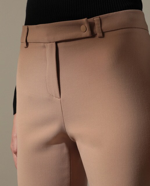 Pantalón básico de mujer con cierre delantero Pantalón básico de mujer con cierre delantero