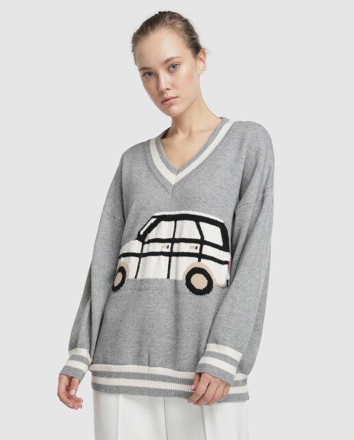 Camisola de malha de mulher com decote em bico e desenho de carro à frente Camisola de malha de mulher com decote em bico e desenho de carro à frente