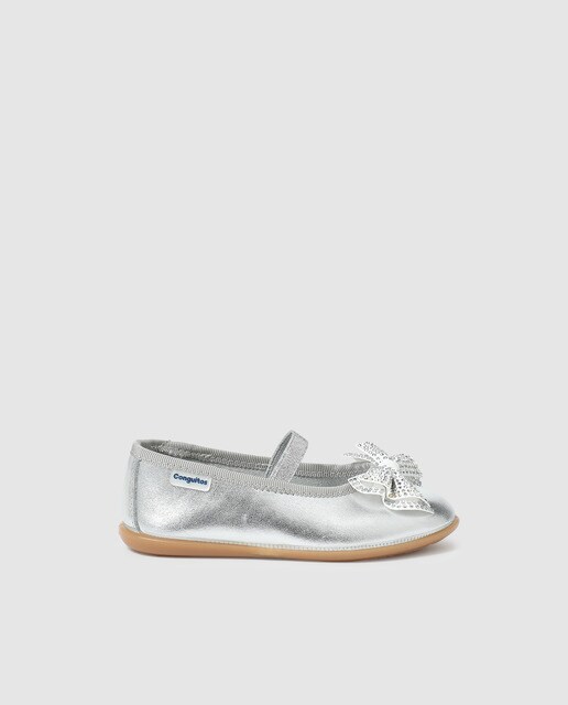 Sapatos de presilha prateados com pormenor de laço