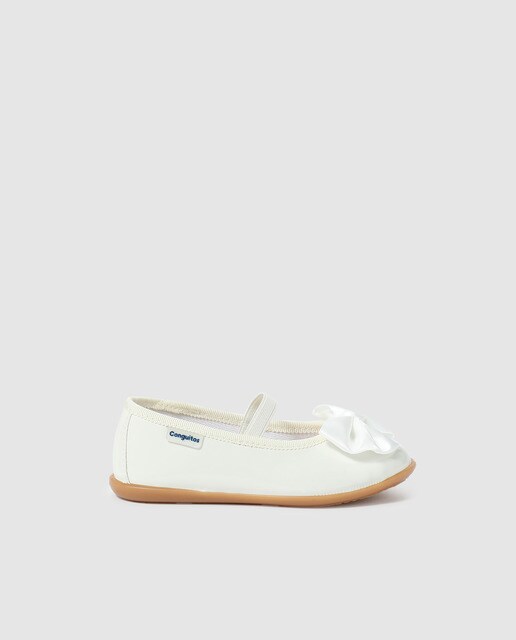 Sapatos de presilha brancos em verniz com pormenor de laço