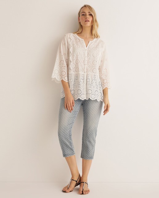 Jeans capri de mulher tamanhos grandes às bolinhas