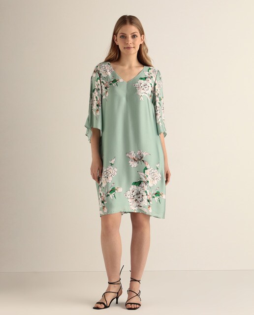 Vestido tamanhos grandes com estampado floral e decote em bico