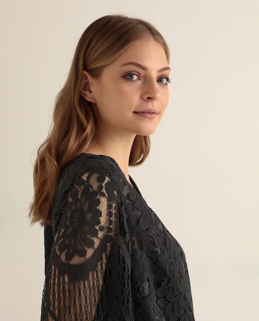 Vestido de renda tamanhos grandes com decote em bico