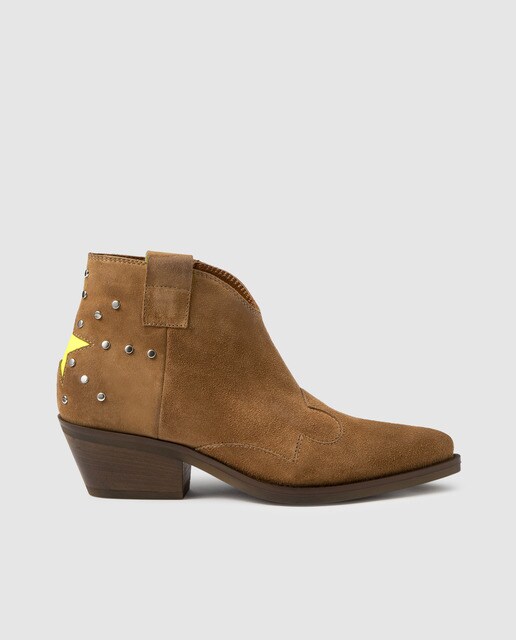 Botins de camurça castanhos com tachas