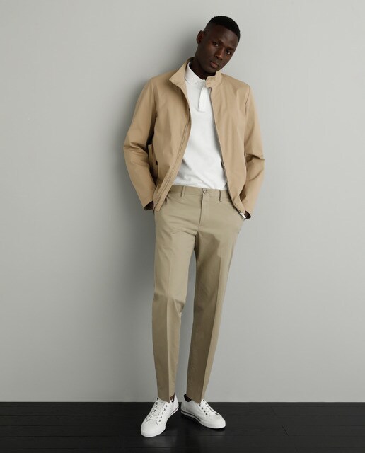 Calças chino regulares de homem castanhas