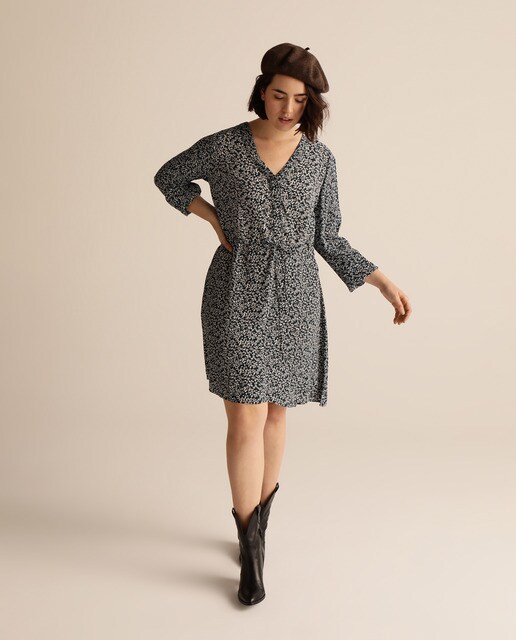 Vestido curto tamanho grande com estampado floral Vestido curto tamanho grande com estampado floral