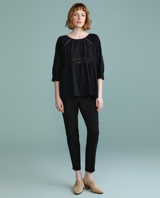 Calças regular de mulher com abertura lateral na bainha Calças regular de mulher com abertura lateral na bainha