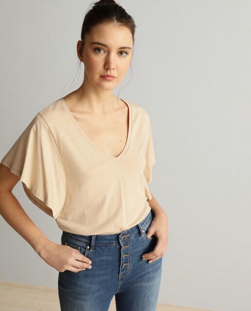 T-shirt de mulher com decote em bico e manga em borboleta T-shirt de mulher com decote em bico e manga em borboleta