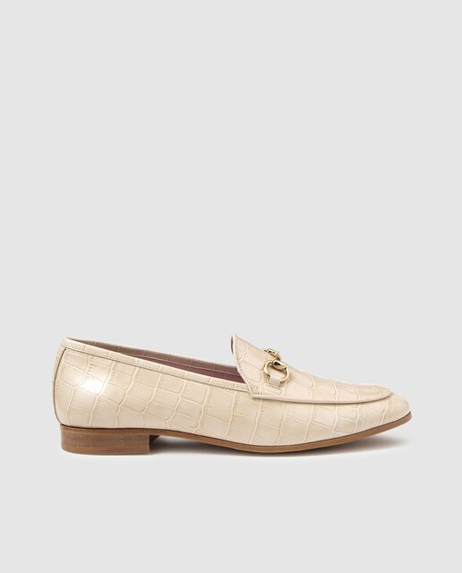 Mocassins em pele bege com gravura de casca de coco