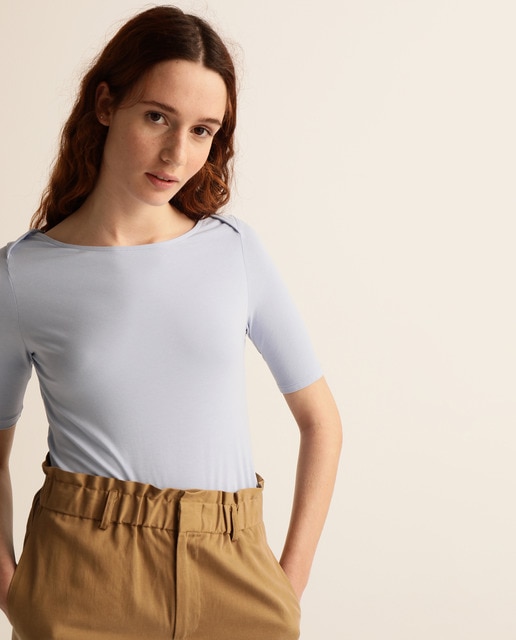 T-shirt básica de mulher com decote à barco T-shirt básica de mulher com decote à barco