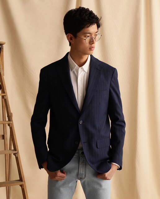 Blazer slim azul-marinho de lã com tecido italiano Blazer slim azul-marinho de lã com tecido italiano