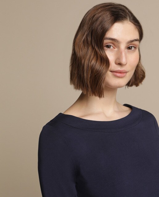 T-shirt de mulher com algodão e decote à barco T-shirt de mulher com algodão e decote à barco